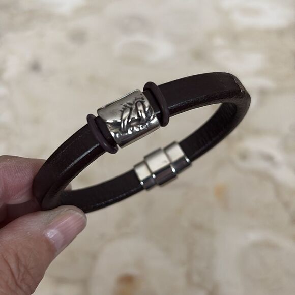 New! Handcrafted Leather Cuff Style Bracelet - Picture 3 of 10